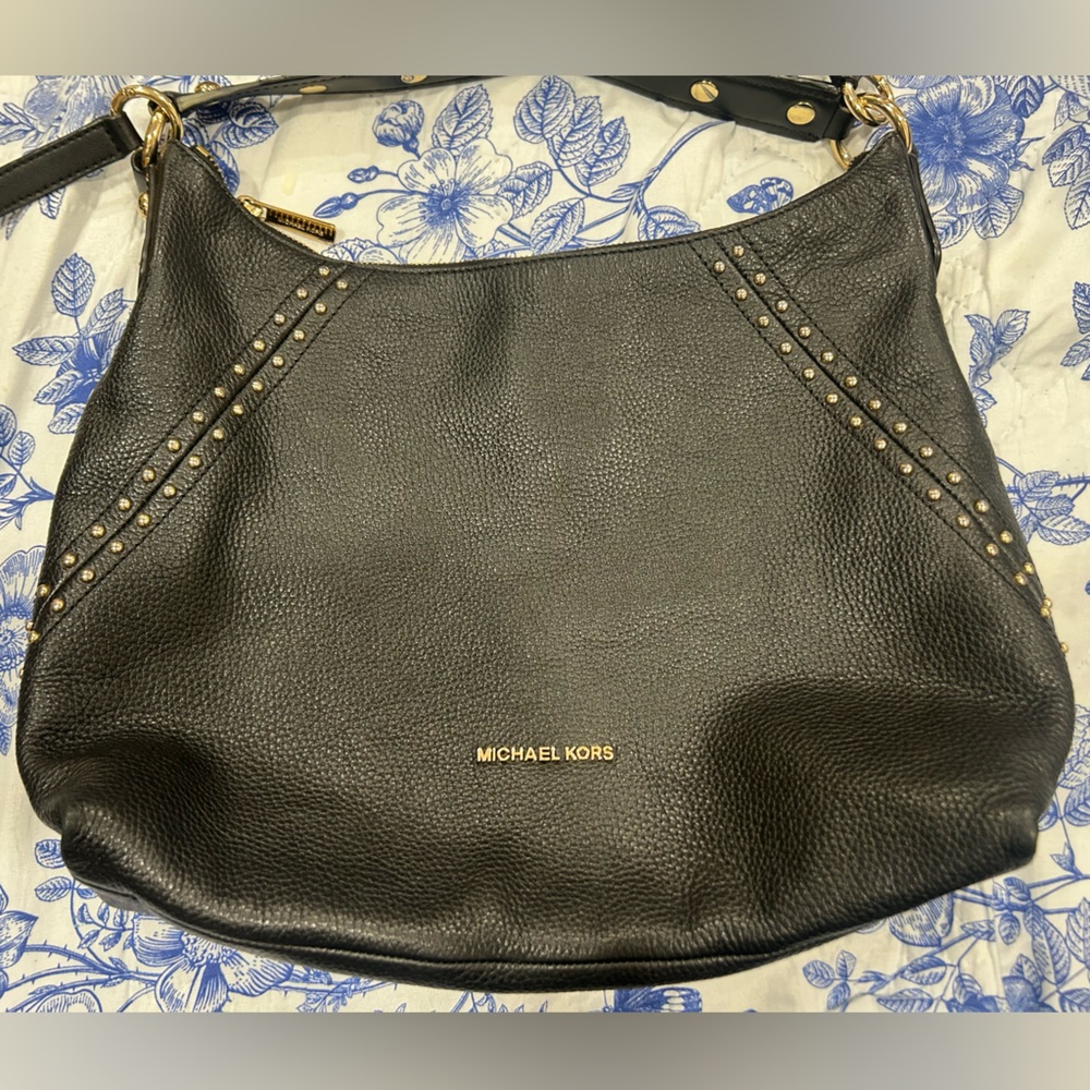 Michael Kors Aria handbag imperfections are shown in 6th and 9th photo